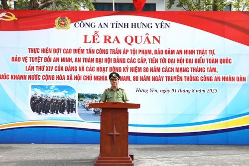 Giám đốc Công an tỉnh Hưng Yên Trần Xuân Ánh phát lệnh ra quân thực hiện đợt cao điểm và tổ chức diễu hành, biểu dương lực lượng trên các tuyến đường.