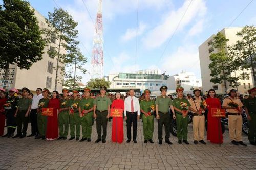 Lãnh đạo UBND TP Hồ Chí Minh và Công an thành phố tặng hoa các đơn vị trước lễ ra quân.