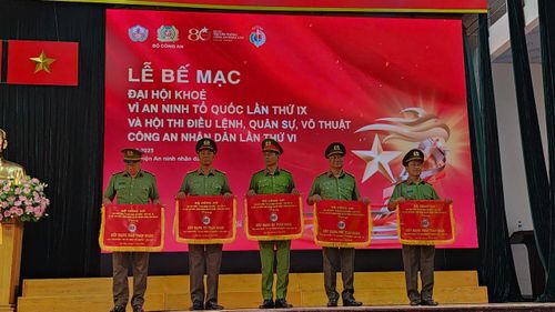 Đoàn CATP Hồ Chí Minh (thứ nhất từ phải qua) đoạt giải Nhất toàn đoàn.