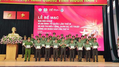 Thiếu tướng Phạm Kim Đĩnh trao Kỷ niệm chương cho đại diện các đoàn