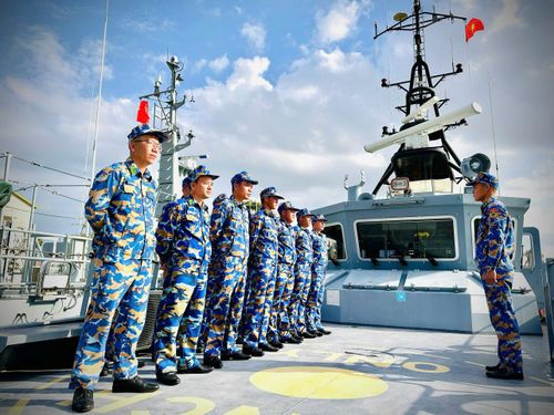  Thuyền trưởng tàu BP.27.19.01, Hải đội 1, Hải đoàn Biên phòng 18 quán triệt nhiệm vụ cho cán bộ, chiến sĩ. Ảnh: VŨ HÙNG 