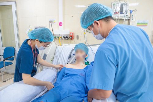 Các bác sĩ thăm khám cho bệnh nhân sau cấp cứu ngừng tim. Ảnh: BVCC.