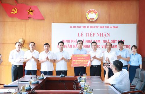 Lãnh đạo UBND tỉnh và lãnh đạo Ủy ban MTTQ Việt Nam tỉnh tiếp nhận kinh phí do Ngân hàng Nhà nước Việt Nam hỗ trợ.
