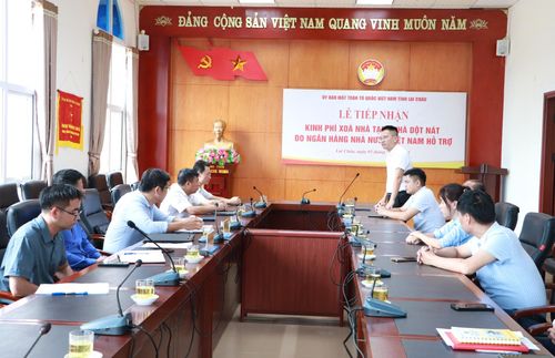 Quang cảnh lễ tiếp nhận.