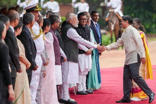 Thủ tướng Modi bắt tay Tổng thống Marcos trong lễ đón chính thức tại Phủ Tổng thống Ấn Độ ở New Delhi ngày 5/8. Ảnh: Facebook/@Bongbong Marcos