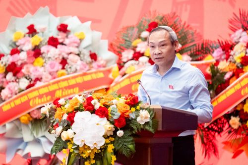 Ủy viên hoạt động chuyên trách Ủy ban Kinh tế và Tài chính Phan Đức Hiếu phát biểu. Ảnh: Phạm Thắng