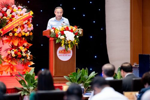 Ủy viên hoạt động chuyên trách Ủy ban Kinh tế và Tài chính Phan Đức Hiếu phát biểu. Ảnh: Phạm Thắng
