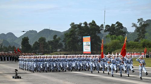 Khối nữ sĩ quan quân y đi tham gia tổng hợp luyện. Ảnh: ĐỖ TRUNG