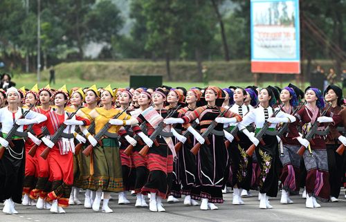 Khối nữ dân quân tự vệ các dân tộc Việt Nam tham gia tổng hợp luyện. Ảnh: ĐỖ TRUNG