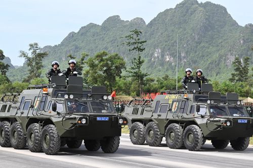 Các phương tiện của Bộ Công an luôn cho thấy sự cơ động nhanh, có thể di chuyển trên nhiều địa hình khác nhau. Ảnh: ĐỖ TRUNG