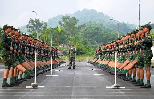 Cùng với các lực lượng tham gia luyện tập, các chiến sĩ trẻ thuộc Quân đoàn 5 hàng ngày phải hoàn thành “giáo án” tương đối nặng