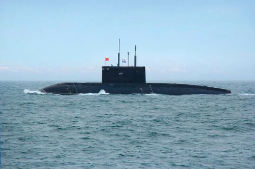 Tàu ngầm Kilo 636 tham gia diễu binh trên biển. Ảnh: QUÂN CHỦNG HẢI QUÂN