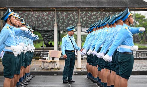 Đánh tay phía trước đã khó, thì phía sau còn khó hơn. Điều này đòi hỏi các chiến sĩ tham gia luyện tập phải tập trung cao độ, thuần thục các kỹ thuật