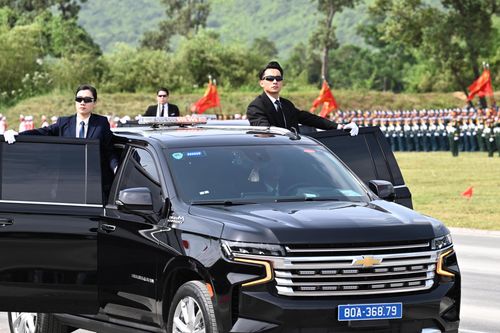 Bên cạnh đó là các chiến sĩ cảnh vệ luôn sẵn sàng xả thân để bảo vệ các chính khách, nguyên thủ quốc gia khi tới thăm và làm việc tại Việt Nam. Ảnh: ĐỖ TRUNG