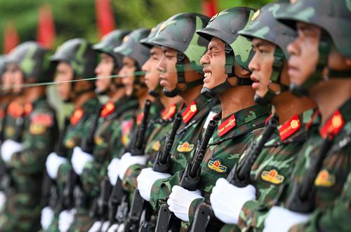 Dưới thời tiết nóng bức, chân đeo tạ và phải đưa chân lên cao trong 3-5 phút, khiến nhiều chiến sĩ phải rất cố gắng