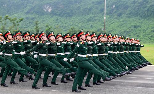 Các chiến sĩ khối Nữ quân y tham gia hợp luyện cùng với các lực lượng khác