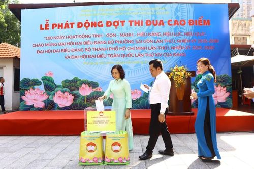  Cán bộ, công chức phường Sài Gòn ủng hộ đồng bào khắc phục thiên tai, lũ lụt 