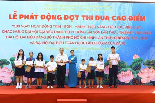  Trao học bổng đến học sinh hiếu học 