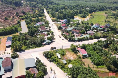 Ngã ba giao quốc lộ 15 với quốc lộ 8C (còn gọi là ngã ba Khe Giao), ở xã Toàn Lưu, cũng sẽ được lắp đặt hệ thống đèn tín hiệu cảnh báo giao thông, đèn điện chiếu sáng, bổ sung hệ thống vạch sơn và biển báo.