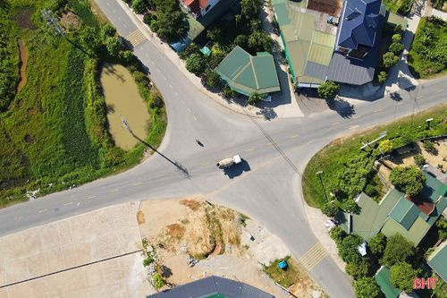 Dù ngã tư này có diện tích khá rộng, tuy nhiên, tầm quan sát khi di chuyển vào nút giao bị hạn chế do cây cối, nhà cửa che khuất.