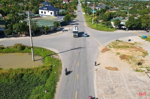 Căn cứ theo đề xuất của các ban, ngành và chính quyền địa phương, UBND tỉnh đã quyết định đầu tư lắp đặt hệ thống đèn tín hiệu giao thông tại ngã tư giao ĐT.553 với ĐH.131. Cùng với đèn tín hiệu, tại nút giao cũng được đầu tư lắp đặt hệ thống chiếu sáng và bổ sung hệ thống vạch sơn, biển báo.