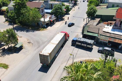 Đặc biệt, từ ngày 28/4 - thời điểm tuyến cao tốc từ Bãi Vọt tới Vũng Áng dài gần 90 km qua Hà Tĩnh được đưa vào khai thác, tới nay, lượng phương tiện lưu thông qua lại ngã tư này tấp nập cả ngày lẫn đêm.