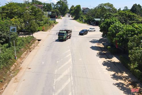 Ngã ba Khe Giao cũng được xác định là nút giao mất ATGT. Lưu lượng phương tiện qua lại nút giao này tấp nập, nhất là phương tiện vận chuyển vật liệu xây dựng, chở quặng. Việc triển khai các giải pháp đảm bảo ATGT ở ngã ba này là rất cần thiết.