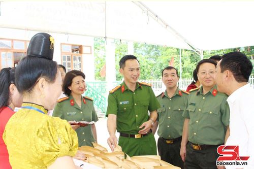 Lãnh đạo Cục xây dựng phong trào bảo vệ ANTQ, Bộ Công an và Công an tỉnh tham quan các sản phẩm nông nghiệp của nhân dân xã Mường Bú.