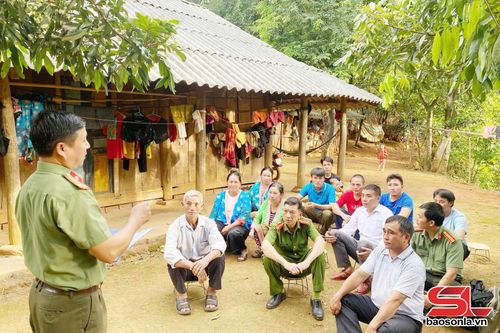 Công an tỉnh tuyên truyền pháp luật cho nhân dân xã Mường Lèo.