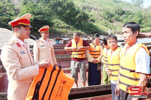 Phòng Cảnh sát giao thông tặng áo phao cho nhân dân, chủ phương tiện đường thủy.