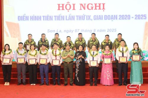 Lãnh đạo tỉnh, Công an tỉnh khen thưởng các cá nhân ngoài lực lượng Công an có thành tích xuất sắc trong thực hiện phong trào “Toàn dân bảo vệ an ninh Tổ quốc”, giai đoạn 2020-2025.