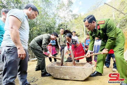 Công an tỉnh vui xuân đón Tết với đồng bào vùng cao xã Tà Xùa.