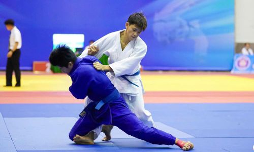 Vận động viên Đội tuyển Judo Bắc Ninh (áo trắng) thi đấu tại Giải Vô địch Judo trẻ Quốc gia 2025.