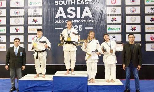 Vận động viên Lương Như Quỳnh trên bục nhận Huy chương Vàng Giải Vô địch Judo trẻ và Vô địch Đông Nam Á 2025.