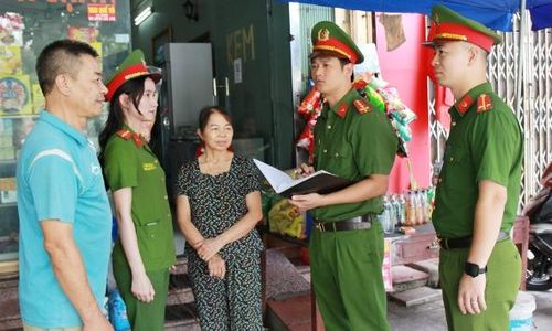 Cán bộ Công an phường Quế Võ tuyên truyền pháp luật cho người dân.