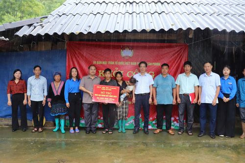 Đồng chí Mùa A Trừ - Bí thư Đảng ủy, Chủ tịch HĐND phường Tân Phong trao số tiền hỗ trợ cho gia đình anh Sùng A Thắng.