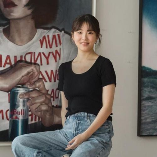 Moka Lee bên tác phẩm của mình.