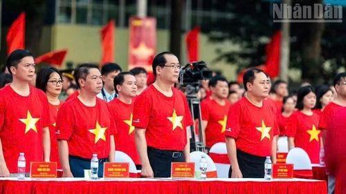 Các đồng chí lãnh đạo Hội đồng nhân dân, Ủy ban nhân dân tỉnh Lạng Sơn tham dự chương trình.