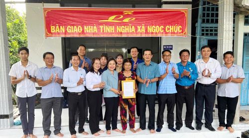 Lãnh đạo xã Ngọc Chúc bàn giao nhà tình nghĩa cho bà Hà Mỹ Dung, ngụ ấp Ngọc Lợi.