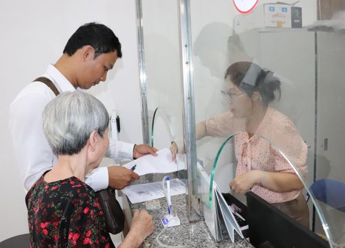  Người dân đến giao dịch tại Trung tâm phục vụ hành chính công phường Bình Lợi Trung 