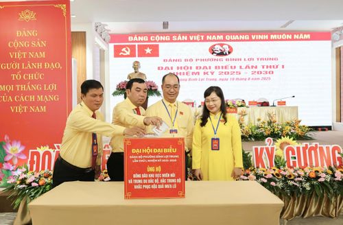  Đại biểu tham dự Đại hội đại biểu Đảng bộ phường Bình Lợi Trung lần thứ I (phiên trù bị) đóng góp ủng hộ đồng bào khắc phục hậu quả mưa lũ 