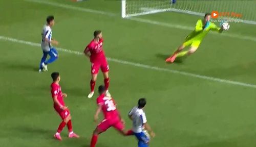 Nguyễn Filip không kịp đổ người cản phá sau cú dứt điểm của Chanathip