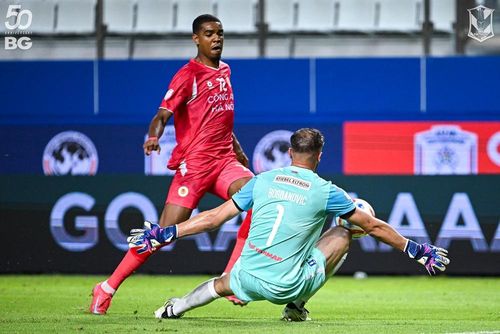 Alan ghi bàn liên tục cho CAHN nhưng không thể giúp đội nhà có chiến thắng đầu tiên. Ảnh: BG Pathum United