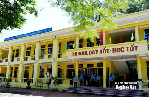 Giáo viên Trường Tiểu học Quỳnh Phương A (phường Quỳnh Mai) đến trường để sắp xếp lại trường lớp, chuẩn bị các điều kiện để đón hơn 1.300 học sinh trở lại trường. Ảnh: Mỹ Hà