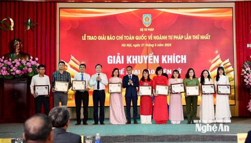 Ban tổ chức đã trao 10 giải khuyến khích, trong đó có tác phẩm chuyên đề 5 kỳ: Chuyển đổi số thúc đẩy cải cách tư pháp, của nhóm tác giả: Chu Thị Khánh Ly, Nguyễn Tiến Đông, Đặng Ngọc Cường. Ảnh: PLVN