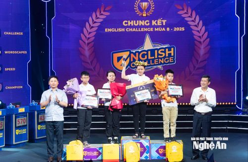 Trao giải thưởng cho các thí sinh. Ảnh: Minh Quân