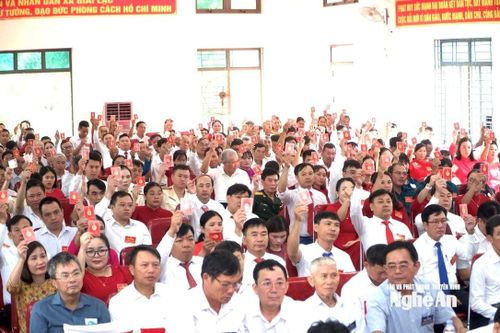 Các đại biểu Đảng bộ xã Giai Lạc biểu quyết thông qua dự thảo Nghị quyết Đại hội. Ảnh: Văn Trường