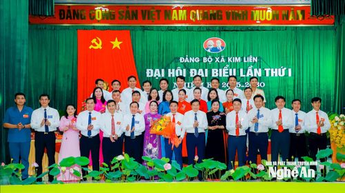 Đồng chí Lê Hồng Vinh - Phó Bí thư Tỉnh ủy, Chủ tịch UBND tỉnh và các đồng chí lãnh đạo các ban, sở, ngành của tỉnh chúc mừng Ban Chấp hành Đảng bộ xã Kim Liên nhiệm kỳ 2025 - 2030. Ảnh: Thành Duy