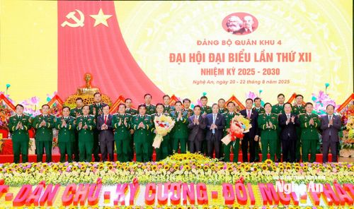 Ban Chấp hành Đảng bộ Quân khu 4 nhiệm kỳ 2025 - 2030 ra mắt đại hội và nhận nhiệm vụ. Ảnh: Phạm Bằng