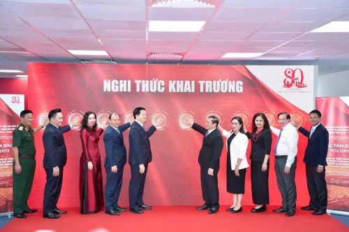 Ban Tổ chức ấn nút khai trương Trung tâm Báo chí